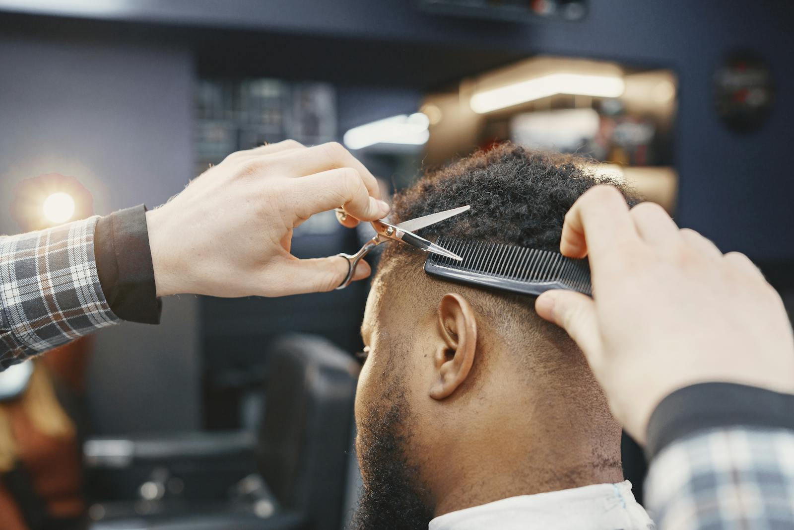 Ciseaux de barbier, geste précis